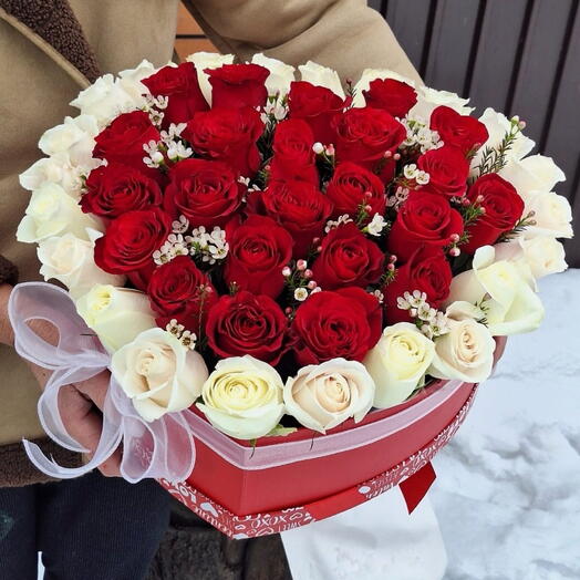 Сердце из красных и белых роз