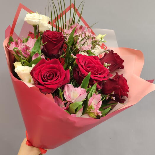 Букет красных роз и альстромерий