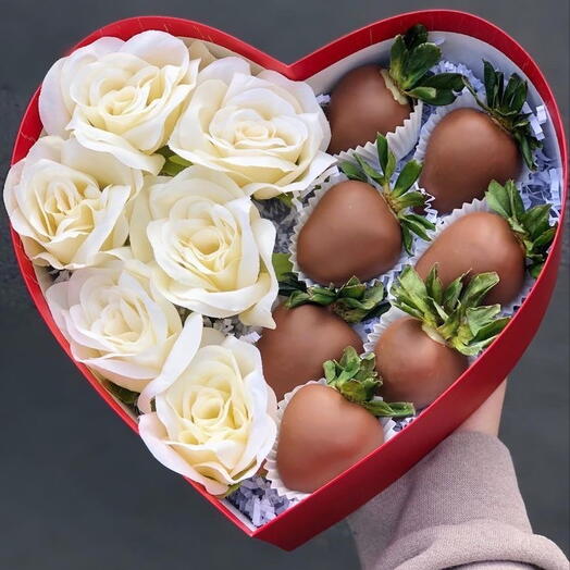 Клубника в шоколаде и розы