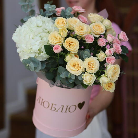 Светлые цветы в коробке Люблю