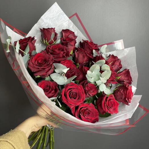 Для тебя. Букет из красных роз с эвкалиптом