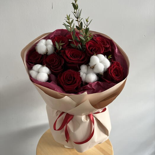 Авторский букет с красной кенийской розой, хлопком и эвкалиптом