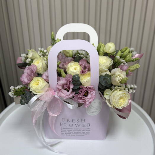 Цветы в сумочке с эустомой