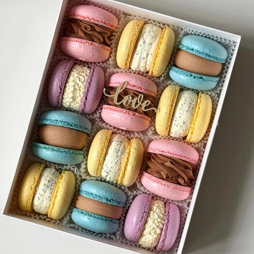 Набор пирожных макарон 12 шт с топпером «love»