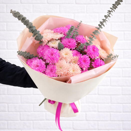 Букет «Sweet Bloom» из хризантем и эвкалипта высота ( 70 сантиметров)