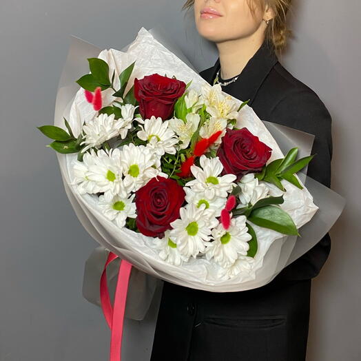 Ramo con rosa roja Explorer y alstroemeria