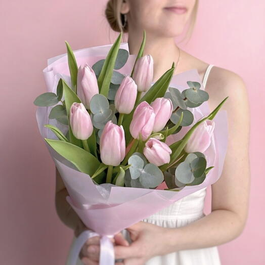 Нежный букет розовые тюльпаны и эвкалипт