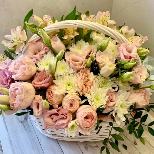 Корзина с цветами розовая