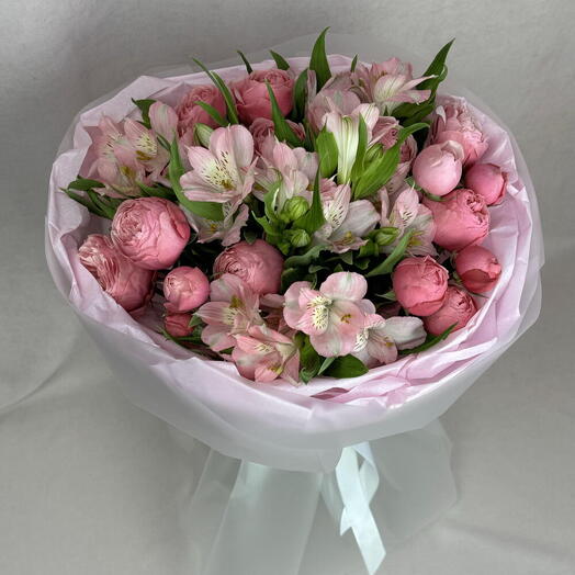 Пионовидные розы с альстромериями🌸
