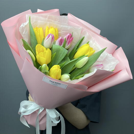 15 тюльпанов в милой упаковке