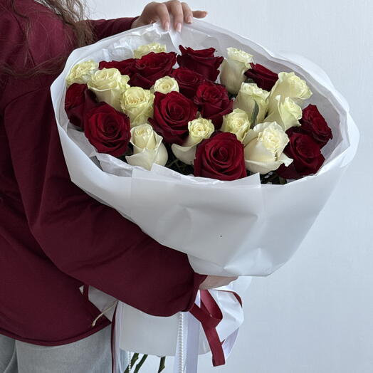 Микс красных и белых роз