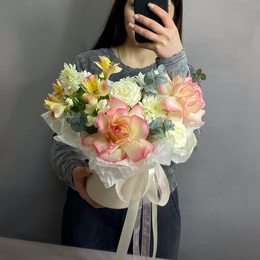 «Весенняя Композиция» Французская роза, аоьстромерия, хризантема, эвкалипт