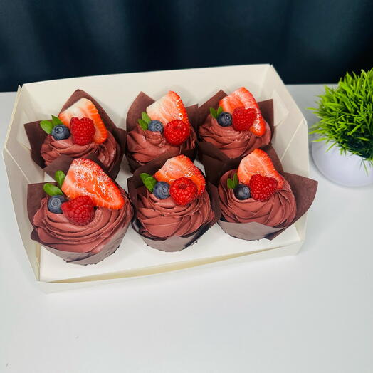 Шоколадные капкейки с кремом чиз с шоколадом (клубника ,голубика ,малина )в наборе (6шт)
