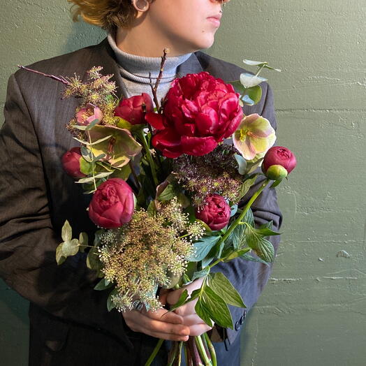 Букет с пионами, морозником и ветвями