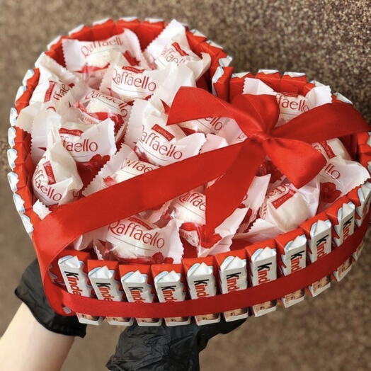 Набор из конфетraffaello и kinder chocolate