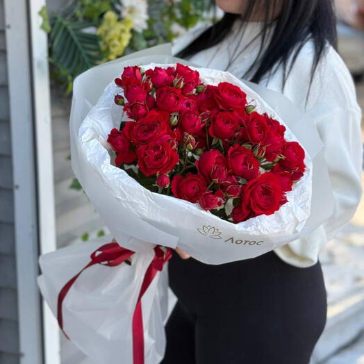 Букет красных кустовых роз