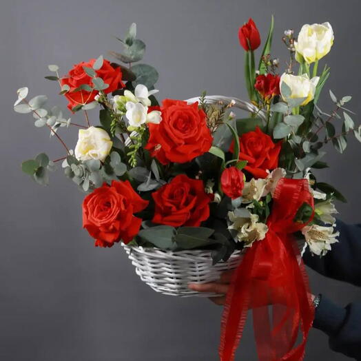 Корзина с красными розами