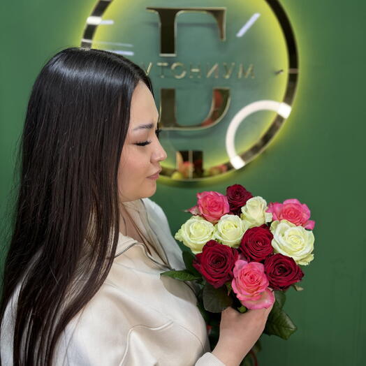 Микс из 11 красных белых розовых роз