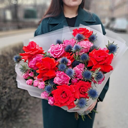 Красочные французские, пионовидные розы и эрингиум