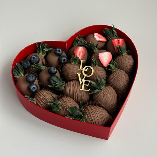 Клубника в молочном шоколаде с акриловым топпером LOVE для любимой девушки