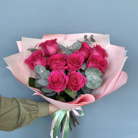 Яркие ароматные розы с эвкалиптом