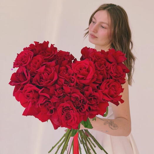 Букет из 25 французских роз в виде сердца "LOVE IN RED"