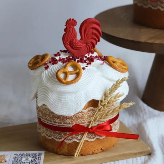 Средний кулич с красным шоколадным петушком