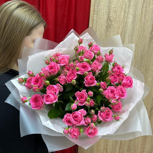 Букет из 7 розовых кустовых роз