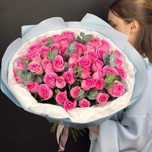 45 роз с эвкалиптом