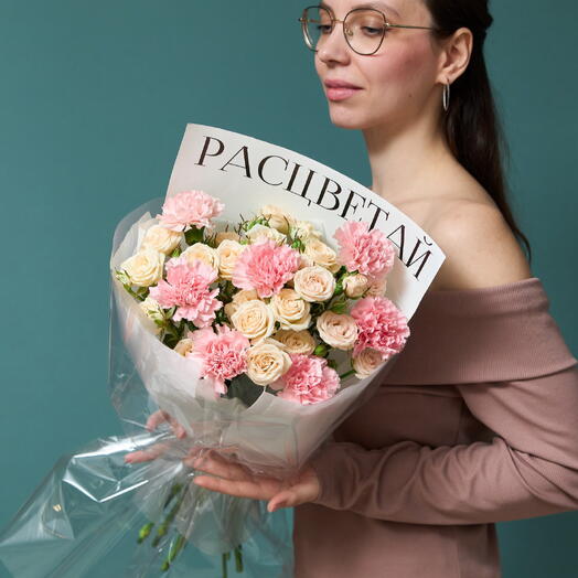 Расцветай 🌸 Букет с кустовыми розами и диантусами