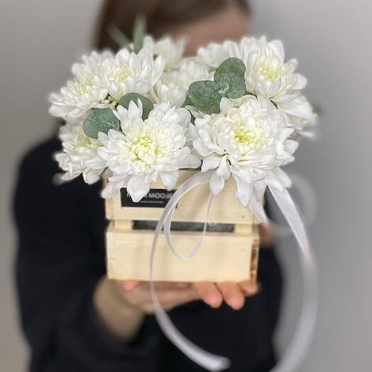 Ящик с белоснежными хризантемами и эвкалиптом! Bloom room: большой выбор букетов в профиле магазина