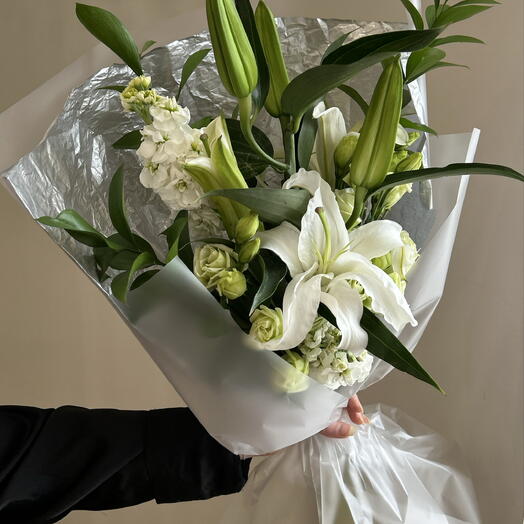 Букет с лилией и маттиолой