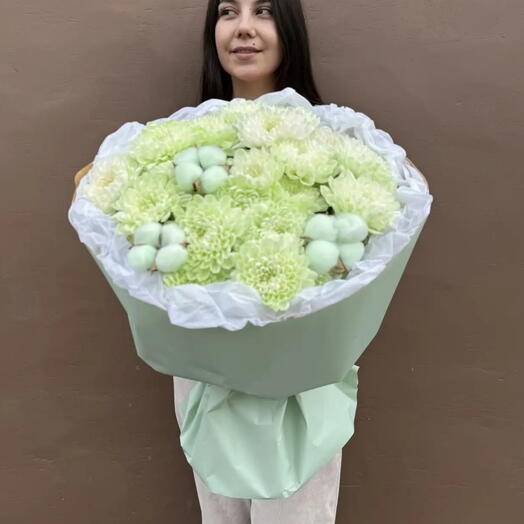 "Лаймовый букет"- букет из пышных кустовых хризантем и хлопка
