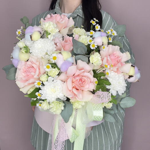 "Луни" 🌸💕Цветы в коробке из кустовой гвоздики, одноголовой розы Фрутетты, кустовой хризантемы, мелкой ромашки матрикари и хлопка