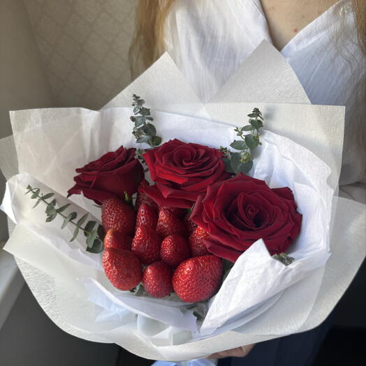 Букет из клубники, 3 красных роз и эвкалипта