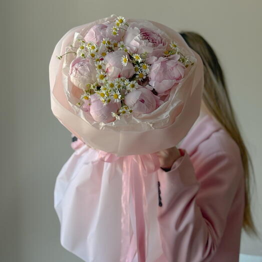 Нежный букет из пионов с ромашкой