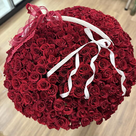 Большая корзина из 301 красной розы
