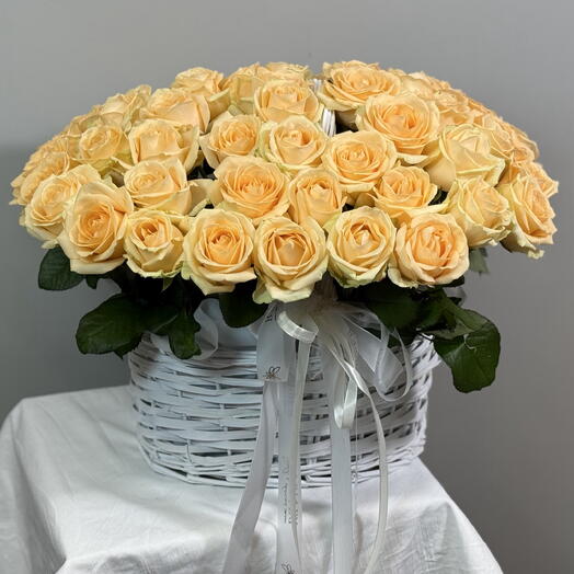 Корзина из 51 персиковой розы