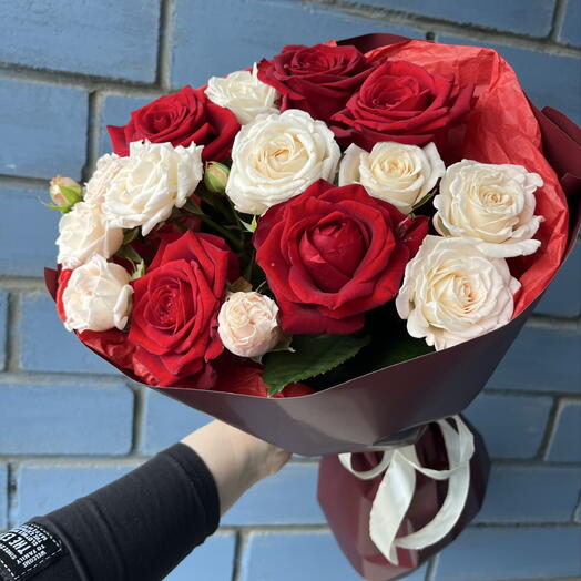 🌹Букет из крупных бордовых роз и кустовых пионовидных роз