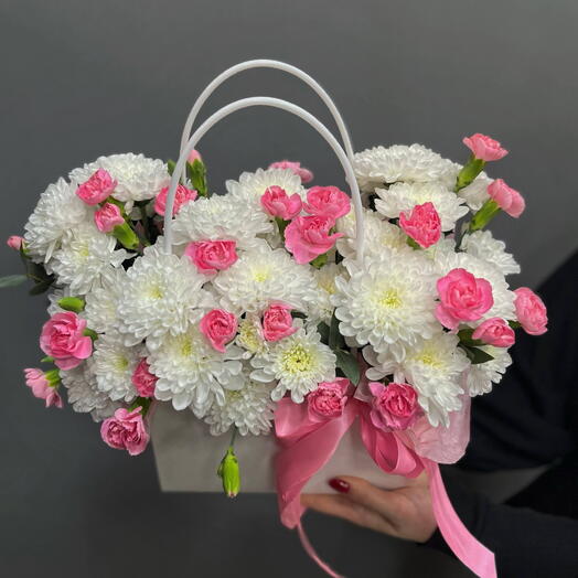 Корзинка из хризантемы и кустовой гвоздики