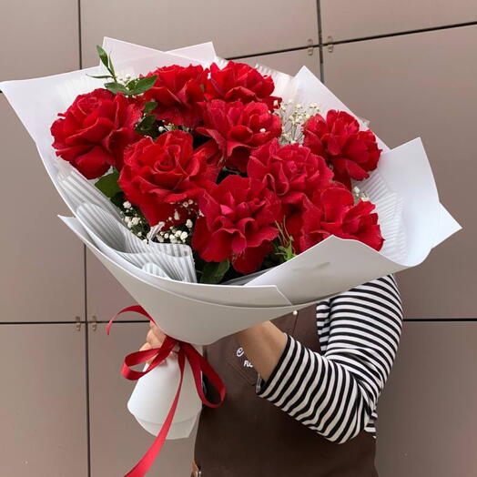 9 ажурных роз с гипсофилой