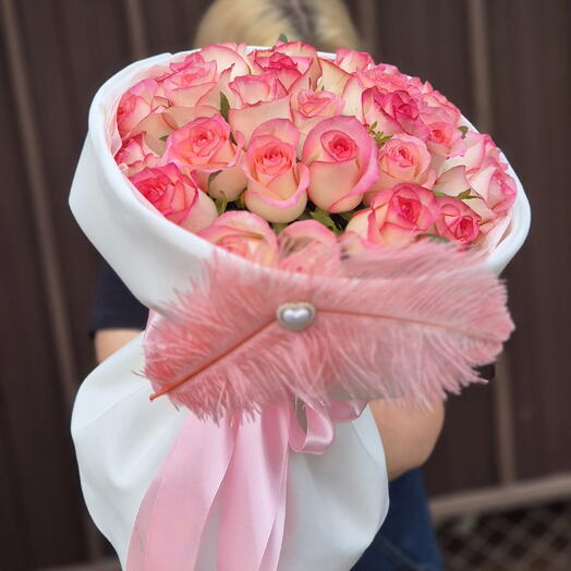 Букет из розовых роз в стильной упаковке💝