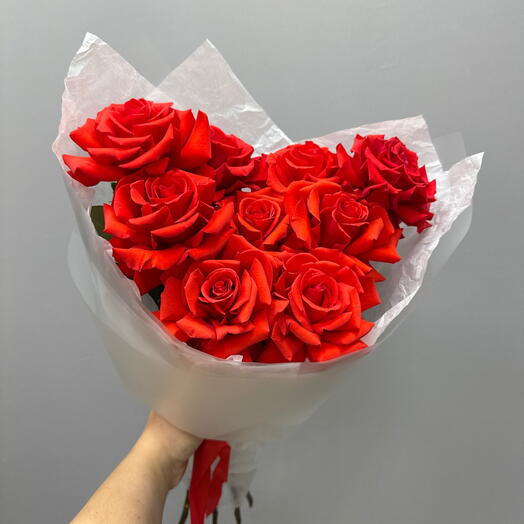 Монобукет из алой розы Нины 9шт