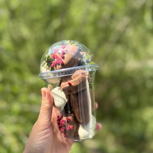 Стаканчик клубники в шоколаде
