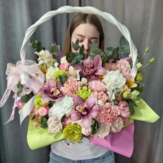 Роскошная корзина из ароматных цветов