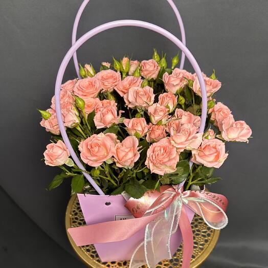 Кустовые розы в коробке