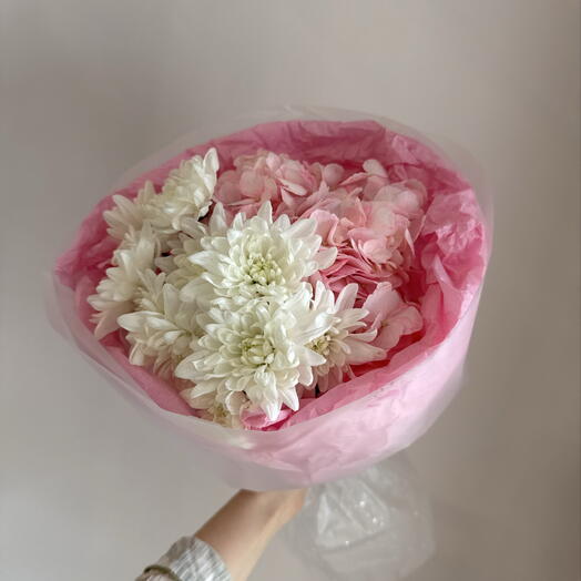 Комплимент из гортензии и кустовой хризантемы