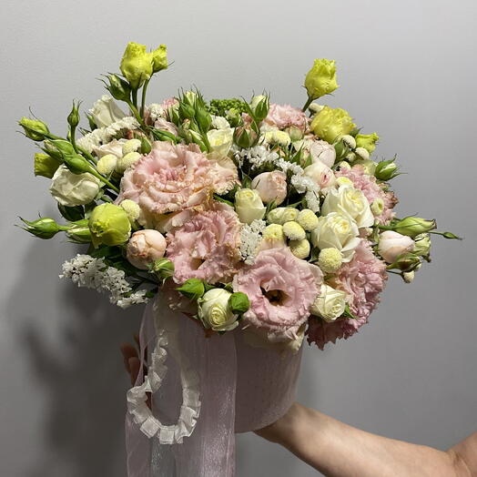 Flowers in a hatbox, композиция с цветами в шляпной коробке