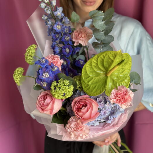 Сборный букет с антуриумом и дельфиниумом
