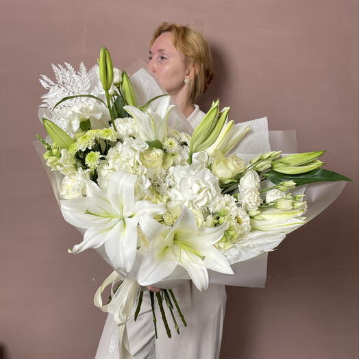 Белоснежный букет с лилиями и гортензиями